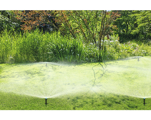 Irrigatiesysteem met gazonsproeiers in de tuin