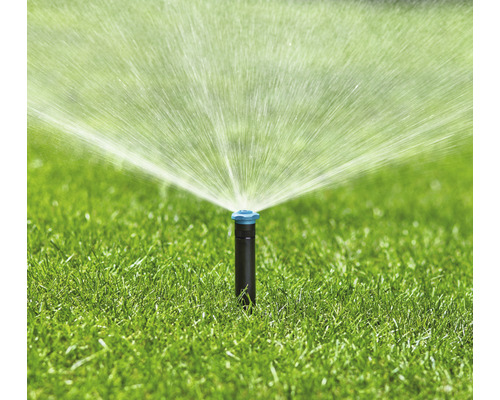 Tuinsproeier sproeit gazon