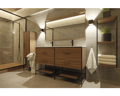 Lichte badkamer met wastafel, spiegel, opbergrek en douche