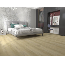 Slaapkamer met houten vloer, bed, kledingkast en kaptafel