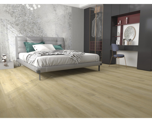 Slaapkamer met houten vloer, bed, kledingkast en kaptafel