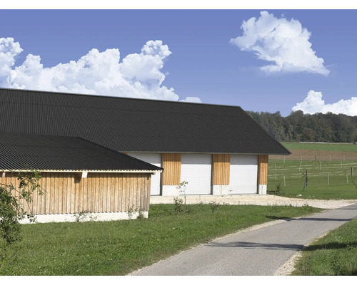 Gebouw met trapeziumvormig stalen dak en rolluiken