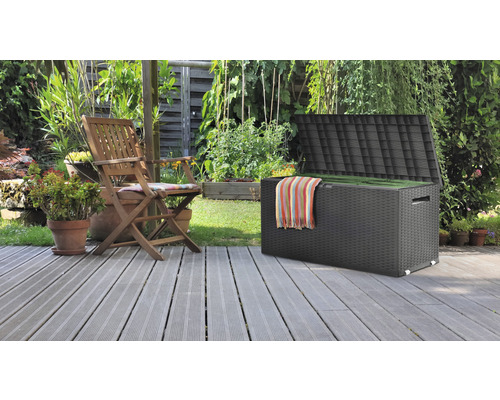 Tuinmeubelbox met open deksel en tuinstoel op een terras