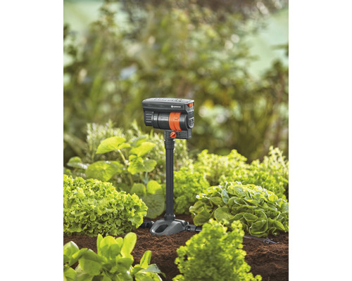 Tuinbewateringssysteem in gebruik tussen planten