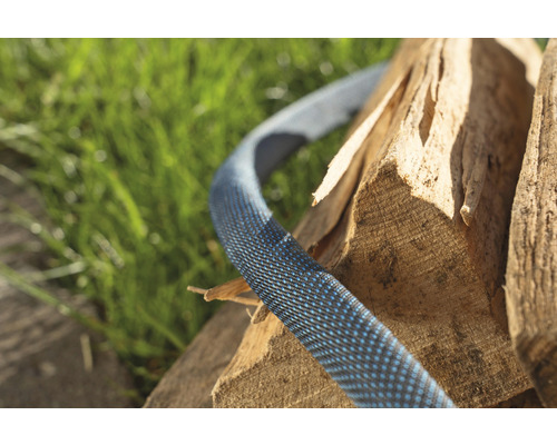 Flexibele waterslang ligt op hout