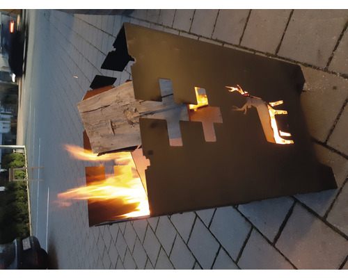 Metalen vuurplaats met houtvuur en motieven