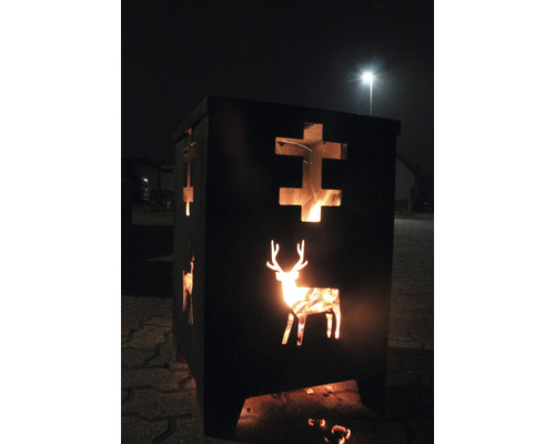 Metalen vuurplaats met herten- en Lotharings kruismotief