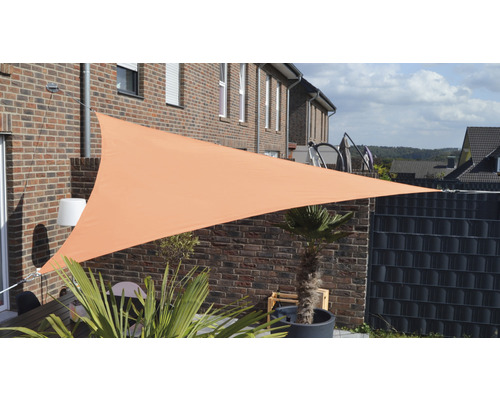 Driehoekig schaduwdoek ter beschaduwing van een terras.