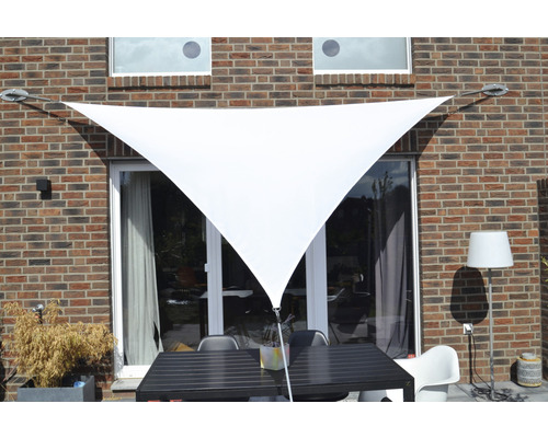 Driehoekig zonnescherm boven een terras met tafel en stoelen