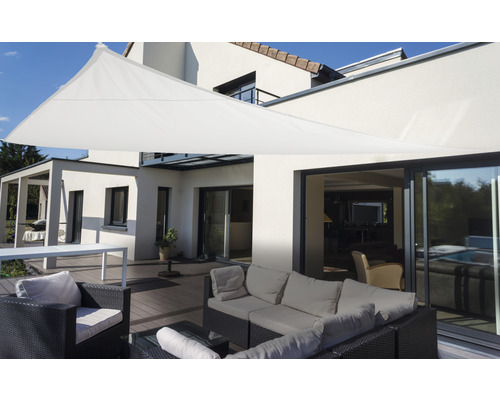 Terras met zonnescherm, tuinmeubelen en modern huis op de achtergrond