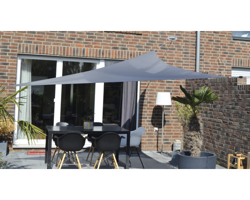 Bovenaanzicht van een terras met een zonnescherm, tafel en stoelen