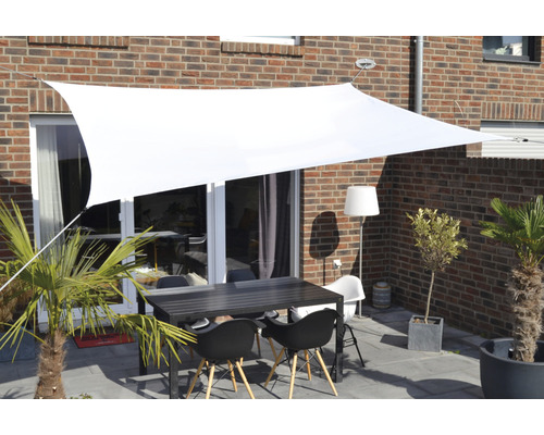 Terras met schaduwdoek, tafel en stoelen