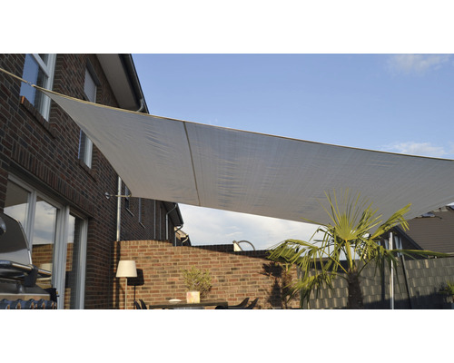 Zonnescherm op een terras met meubels en planten