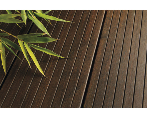 Close-up van houten terrasplanken met bamboetak