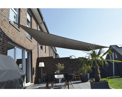 Terras met zonnescherm, tafel en planten voor buiten