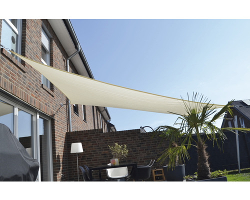 Terras met driehoekig zonnescherm en tuinmeubelen