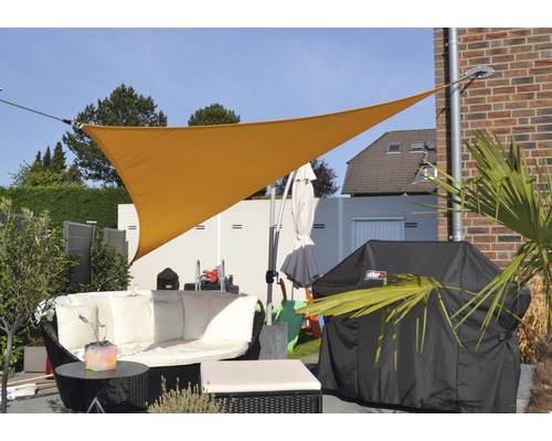 Terras met zonnescherm, tuinmeubelen en barbecue