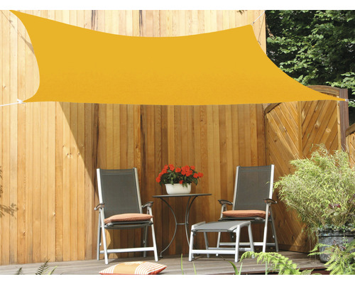 Geel schaduwdoek boven een tuinzitgroep op een houten terras