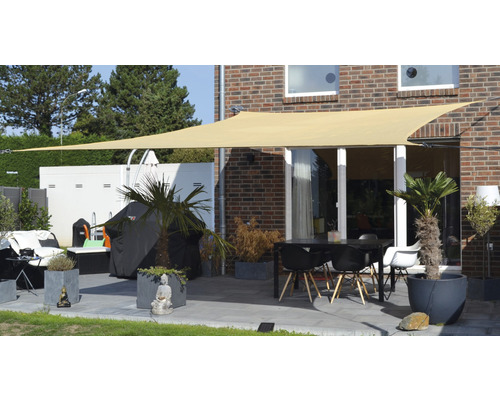 Terras met schaduwdoek, tafel en stoelen, evenals plantenbakken voor buiten