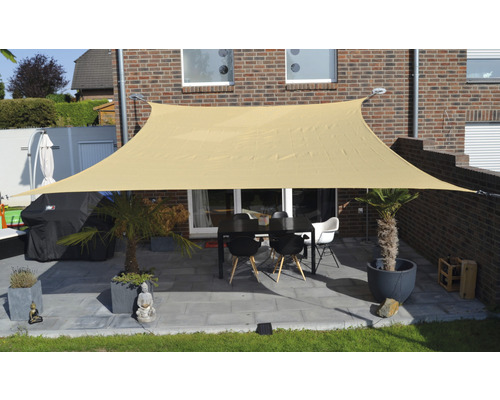 Terras met zonnescherm, tafel en stoelen voor een huis