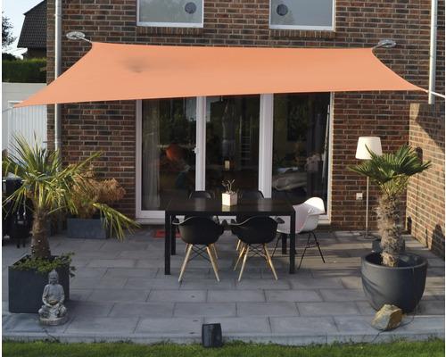 Terras met zonnescherm en tuinmeubelen voor een huis