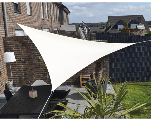 Driehoekig zonnescherm boven een terras met tafel en stoelen.