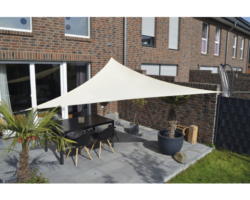 Terras met zonnescherm, tuintafel en stoelen voor een bakstenen huis