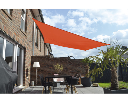 Buitenkant met zonnescherm, tafel, stoelen en planten