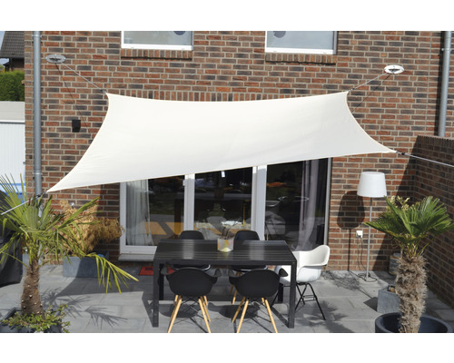 Terrasscène met zonnescherm, tafel en stoelen voor buiten