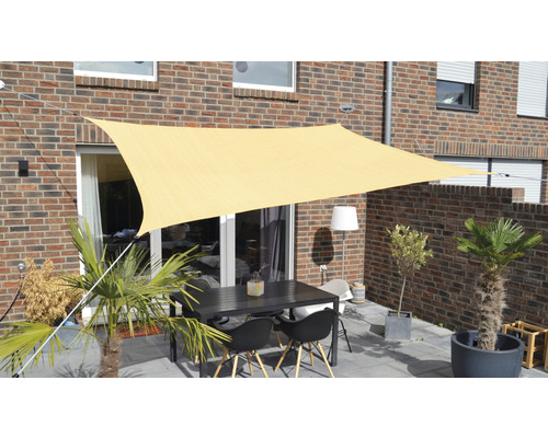 Terras met zonnescherm, tuintafel en planten