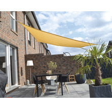 Terras met zonnescherm, tafel en stoelen voor een huis