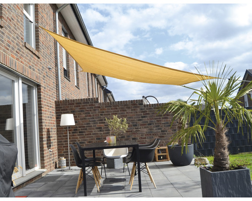 Terras met zonnescherm, tafel en stoelen voor een huis