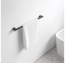 Zwarte handdoekhouder met witte handdoek in badkamer