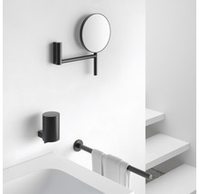 Badkamer met make-upspiegel, zeepdispenser en handdoekhouder