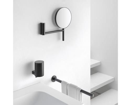 Badkamer met make-upspiegel, zeepdispenser en handdoekhouder