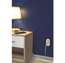 Scène met nachtkastje, lamp en slimme stekker