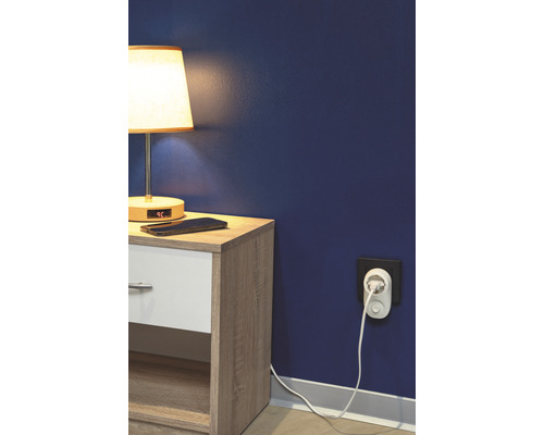 Scène met nachtkastje, lamp en slimme stekker