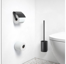 Badkamerinterieur met toiletpapierhouder, toiletpapier en toiletborstel