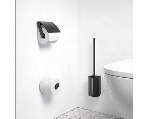 Badkamerinterieur met toiletpapierhouder, toiletpapier en toiletborstel