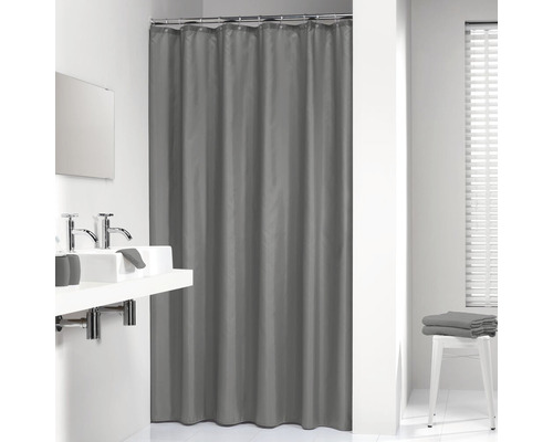Moderne badkamer met grijs douchegordijn, wastafel en jaloezieën.