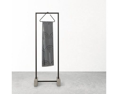 Kledingrek met een sjaal met patroon op een kledinghanger