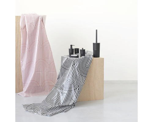 Badkameraccessoireset en textiel met geometrische patronen op houten kubussen