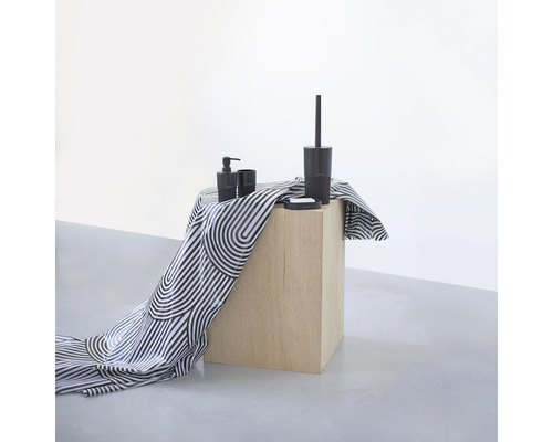 Badkamerset met zeepdispenser, beker, zeepschaal en toiletborstel op een houten kruk met een doek met patroon