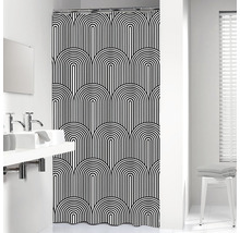 Badkamer met douchegordijn met geometrisch patroon