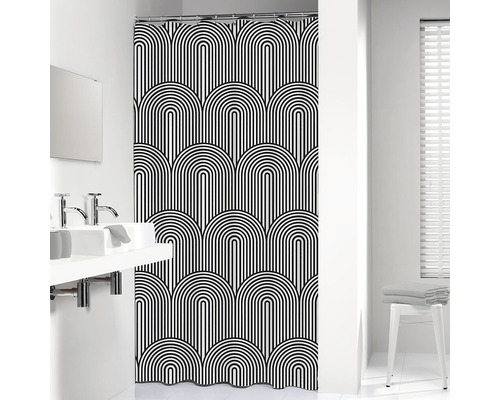 Badkamer met douchegordijn met geometrisch patroon