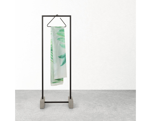 Vrijstaande kledingstandaard van metaal met sjaal