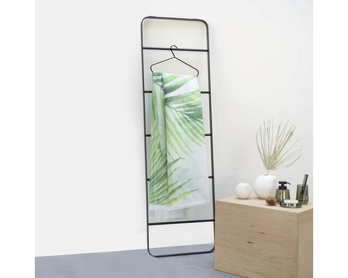 Zwarte handdoekhouder in ladderdesign met textiel