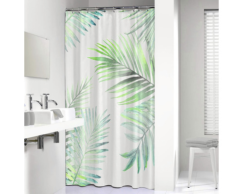 Badkamerscène met douchegordijn met plantmotieven, wastafel en kruk