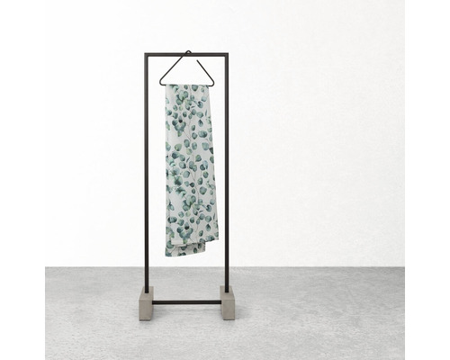 Kledingrek met stof op een hanger