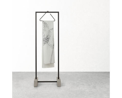 Kledingrek met een doek op een hanger